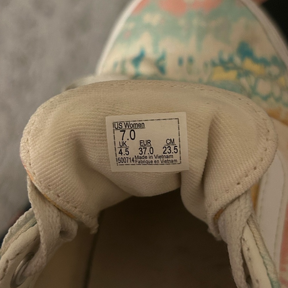 VANS women’s size 7, barely worn
